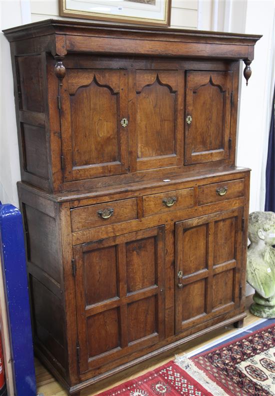An 18th century oak cupboard W.123cm